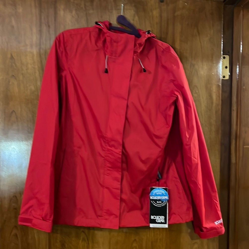 NWT red boulder gear waterproof raincoat with hood, size M.